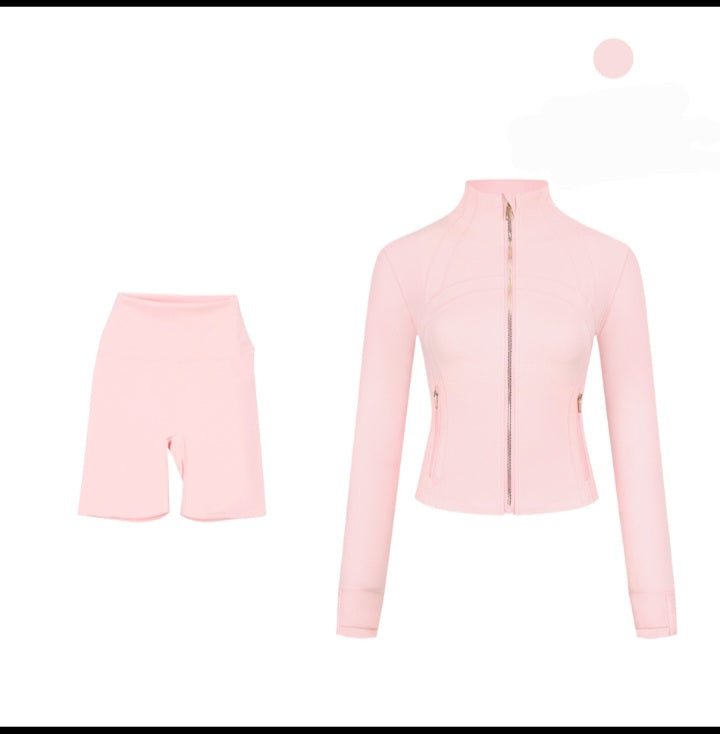 Ensemble defines veste and short