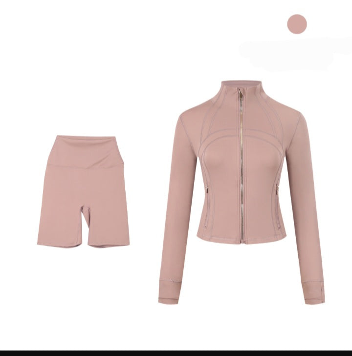 Ensemble defines veste and short