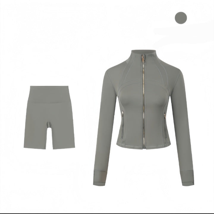 Ensemble defines veste and short